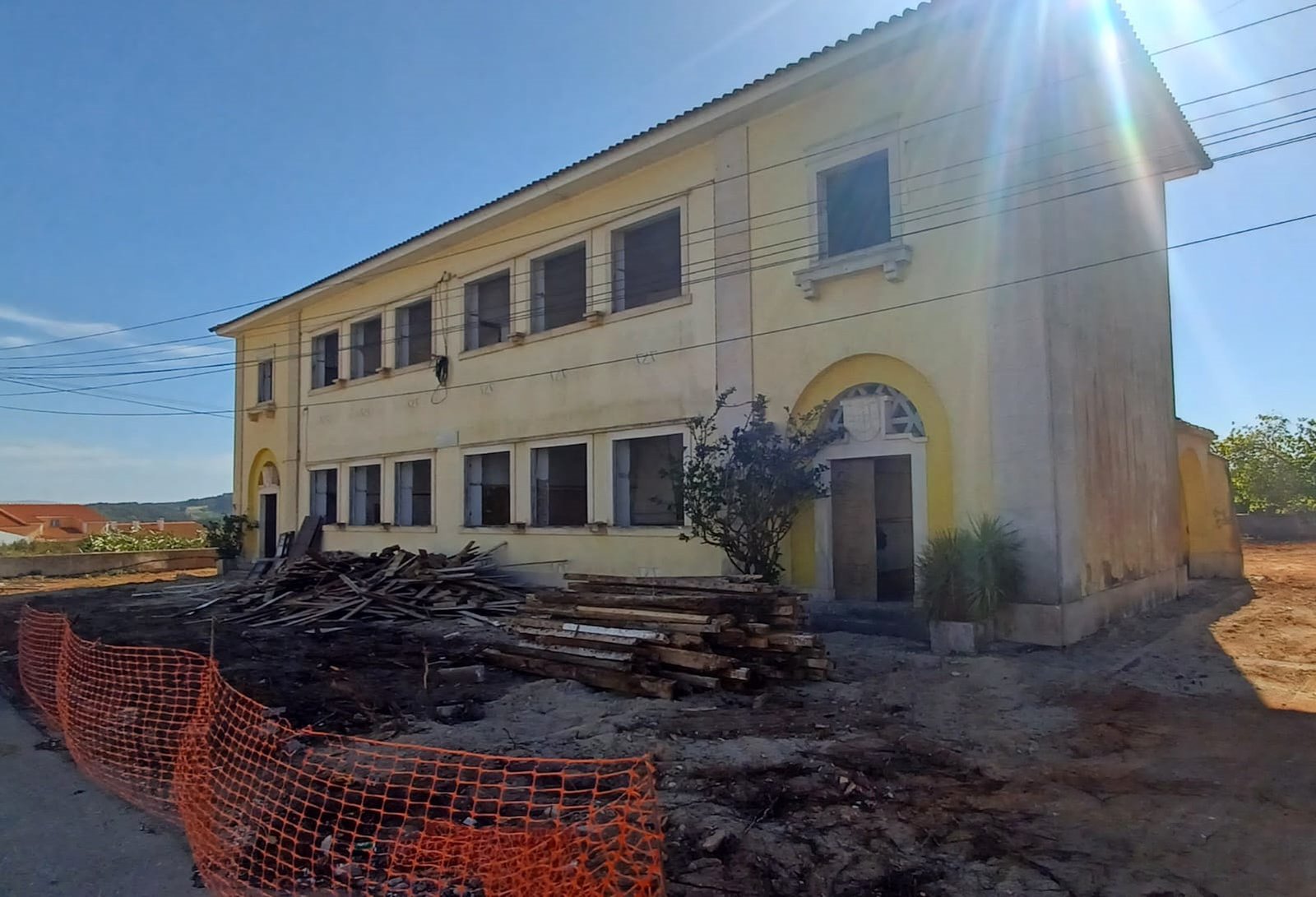 Revisão do projeto de reabilitação e reconversão em Creche do edifício da antiga Escola de Vale Côvo